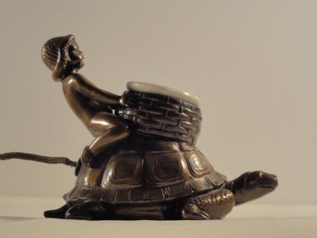 jugendstil kleinleuchte knabe auf bronze schildkröte um 1900
