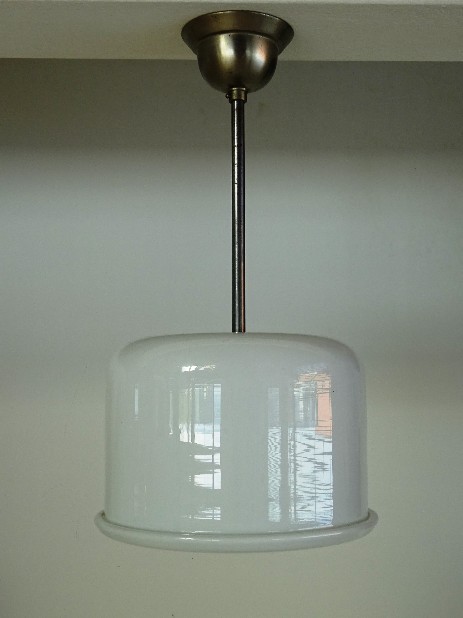 tonnenförmige Opalglas Deckenleuchte bauhaus mit wulstrand 30erjahre