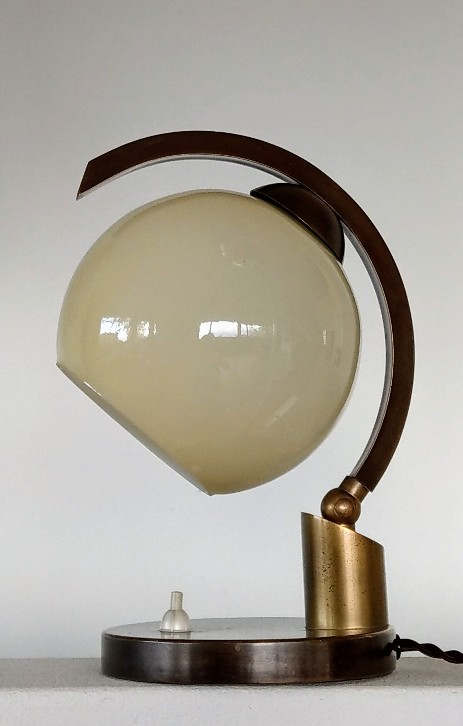 Bauhaus Tischleuchte schräger Sockel Opalglas um 1935