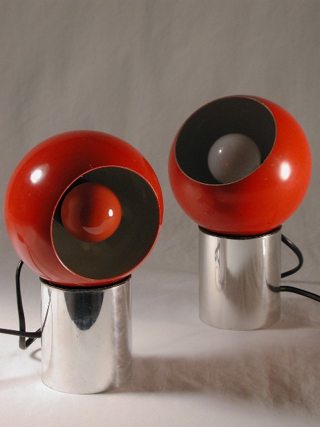 rote  magnetkugelspots auf chromstand, 60erjahre