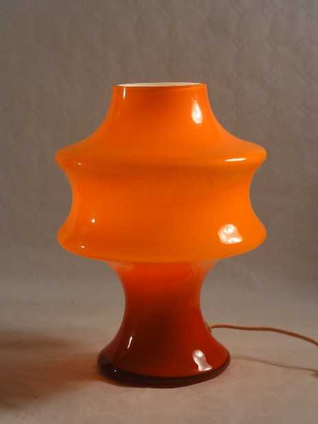 grosse, mehrfach geschweifte opalglas leuchte murano orange 1970