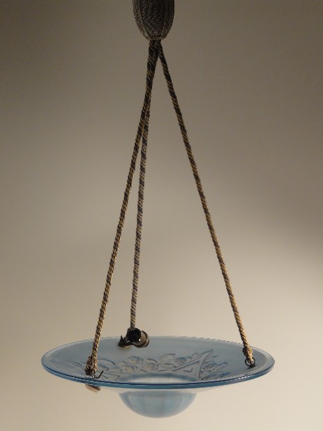 hellblaue pressglasschale hängeleuchte frankreich ca 1925