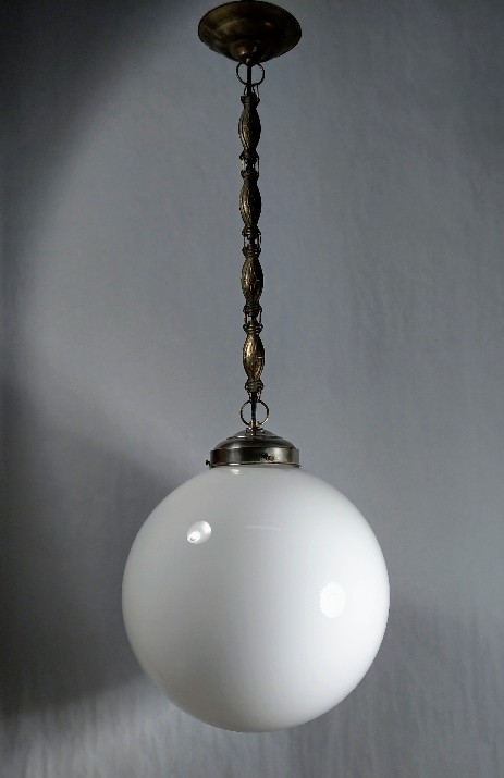 Jugendstil Deckenleuchte Opalglas Kugellampe filigrane Messingkette um 1920