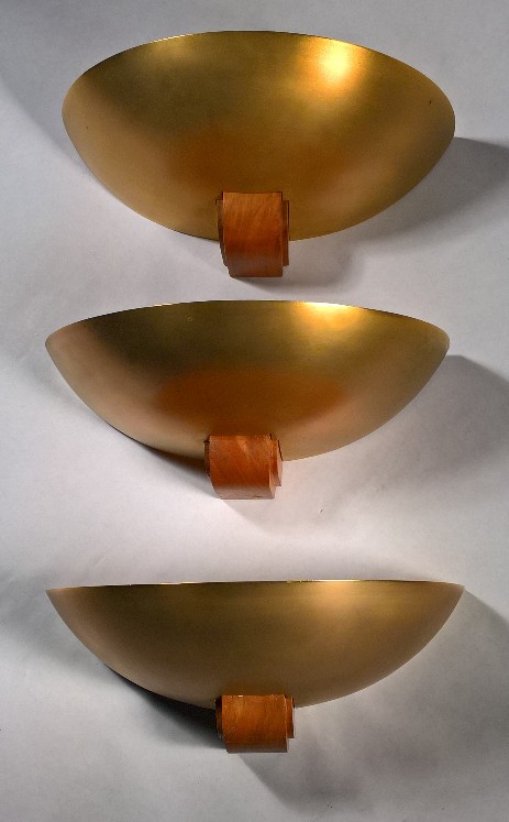 drei originale art déco appliquen aus goldmessing mit streamline holzmontage