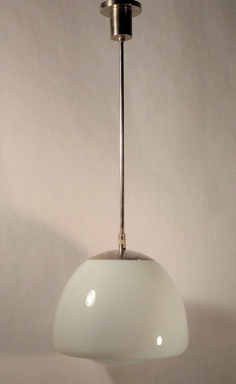 bauhaus tropfenförmig geschwungene opalgklaskugel nickelmontage um 1930 belmag