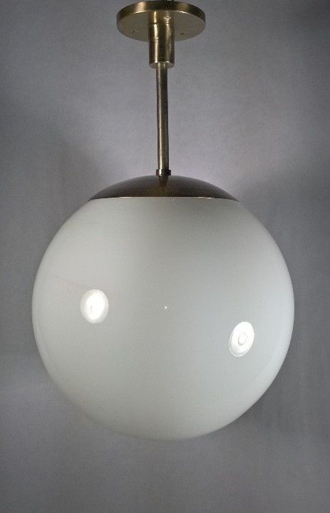 grosse Bauhaus opalglaskugel an nickelmontage 30erjahre
