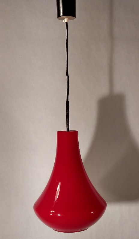 Doria tropfenförmige Deckenleuchte 60erjahre rot überfangenes Opalglas