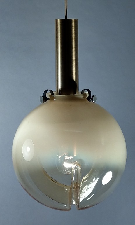 Fällander Glas Kugelleuchte 1960 crèmefarbig mit Dreizack-Einbuchtungen