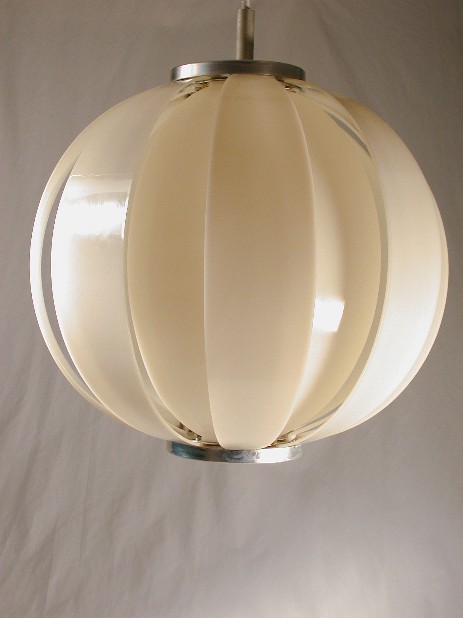 quasi-moonlamp aus senkrechten kunststoff lamellen 1970