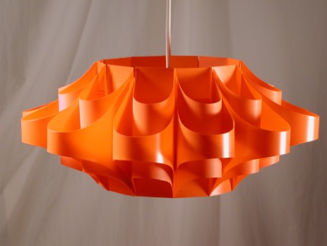 orange hängeleuchte aus leichten plastiklamellen 1965